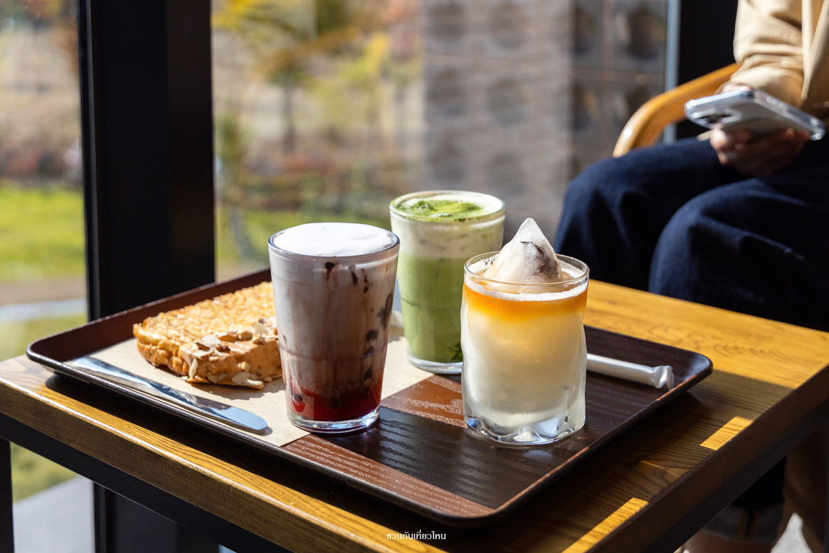 กาแฟ Starbucks พร้อมวิวภูเขา Bukhansan