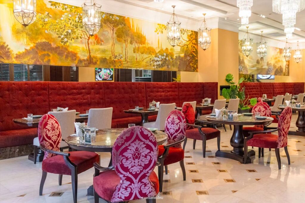 บรรยากาศโต๊ะดินเนอร์ร้านอาหารไทยสำหรับครอบครัวใจกลางกรุงเทพที่ร้านอรุณ