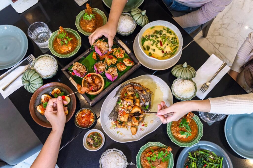 ชุดอาหารไทย Family Set สำหรับ 4 คน ร้านอรุณ Arun Thai Cuisine by SEE FAH