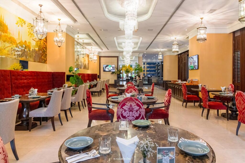 บรรยากาศโต๊ะดินเนอร์ร้านอาหารไทยสำหรับครอบครัวใจกลางกรุงเทพที่ร้านอรุณ