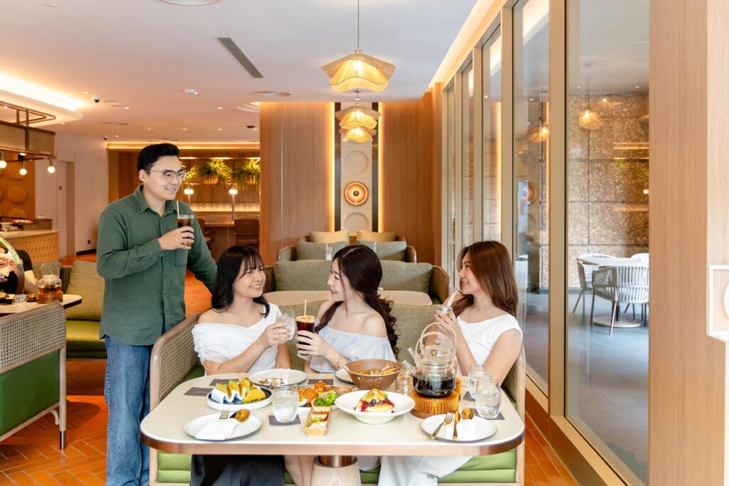 คาเฟ่ในโรงแรมหรูบรรยากาศดีเหมาะสำหรับครอบครัวและกลุ่มเพื่อน ร้าน Bloom and Brew Cafe ราชดำริ