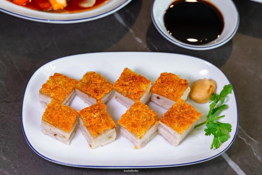เมนูหมูกรอบย่างหนังกรอบเนื้อฉ่ำไม่เลี่ยน ร้านอาหารจีน ฮั้ว บาย สีฟ้า สุรวงศ์