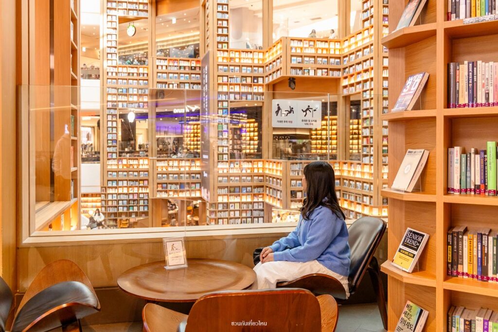 มุมถ่ายรูปสวยๆ บริเวณชั้นลอยมองเห็นโครงสร้างสถาปัตยกรรมชั้นหนังสือยักษ์ที่ Starfield Suwon