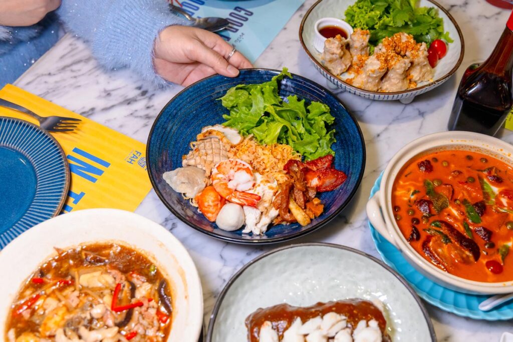 บะหมี่แห้งอัศวินเครื่องแน่น เมนูเส้นระดับตำนาน ร้านสีฟ้า