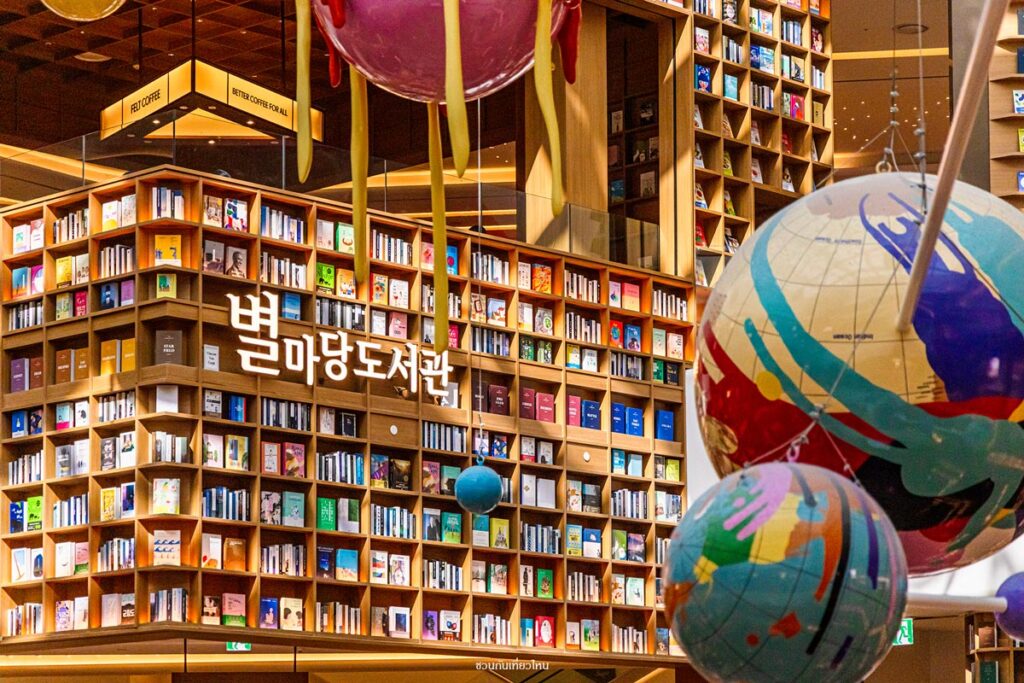 ดีไซน์โมเดิร์นของชั้นหนังสือโทนสีน้ำตาลไม้ตัดกับโครงสร้างสีขาวเทาสไตล์สเปซล้ำอนาคตในเมืองซูวอน