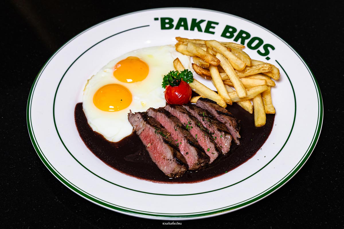สเต็กเนื้อนุ่มเสิร์ฟคู่ไข่ดาว Steak and Eggs เมนูโปรดสายโปรตีน ร้าน BAKE BROS