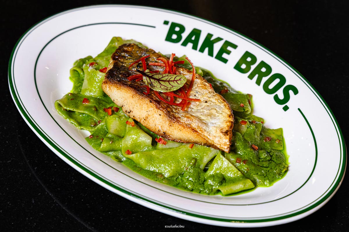 พาสต้าเส้นสดสีเขียว Pappardelle Holy Basil Pesto with Sea Bass ปลากะพงกรอบ ร้าน BAKE BROS